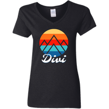 将图片加载到图库查看器,Divi Mountains Ladies V-Neck