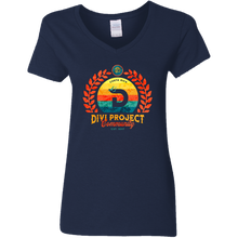 이미지를 갤러리 뷰어에 로드 , Divi Community Emblem Ladies V-Neck