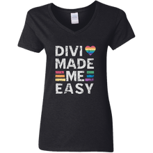 将图片加载到图库查看器,Divi Made Me Easy Ladies V-Neck