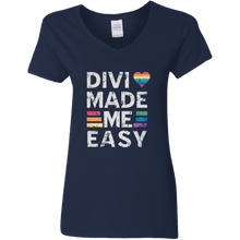 将图片加载到图库查看器,Divi Made Me Easy Ladies V-Neck