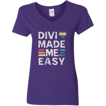 将图片加载到图库查看器,Divi Made Me Easy Ladies V-Neck