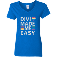 将图片加载到图库查看器,Divi Made Me Easy Ladies V-Neck